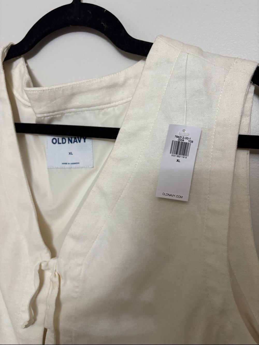 Old Navy Cream Tie-Front Sleeveless V-Neck Tank - Picture 2 of 4